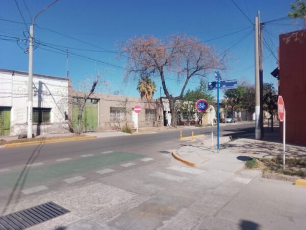 Zeballos VENDE LOTE 700m2+PROYECTO, Dorrego, Guaymallén. U$D140.000 - Image 2