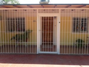 Zeballos vende hermosa casa en Las Heras, dos dormitorios, dos baños, patio.U$D45.000