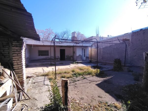 ZEBALLOS Ofrece en VENTA Las Heras, Casa a reciclar o demoler, adobe techos de caña y barro.U$D 25.000.