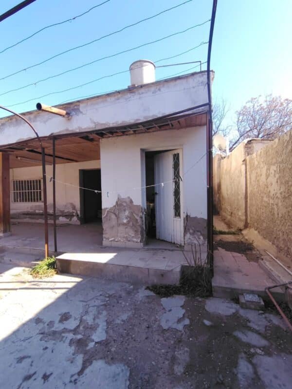 ZEBALLOS Ofrece en VENTA Las Heras, Casa a reciclar o demoler, adobe techos de caña y barro.U$D 25.000. - Image 2