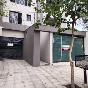 Alquila Dúplex 2 dormitorios, 2 baños, Cochera ubicado en 2º piso por escalera en calle España 3439,Capital. $580.000