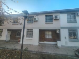 Alquila Dúplex 2 dormitorios, 2 baños, Cochera en Las Heras.$650.000 + expensas.