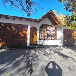 VENTA: Casa 3 dormitorios, 2 baños, 2 Cocheras, Bº 1 de Mayo Las Heras. U$D 68.000.