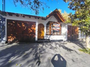 Alquila Casa 3 dormitorios, 2 baños, 2 Cocheras, Bº 1 de Mayo Las Heras.$800.000 actualiza cada 4 meses por ICL.$800.000 actualiza cada 4 meses por ICL.