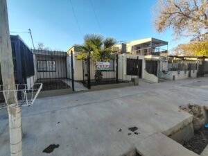 Alquila Casa 3 dormitorios, Cochera, patio, B° 1ero de Mayo.Las Heras. $600.000