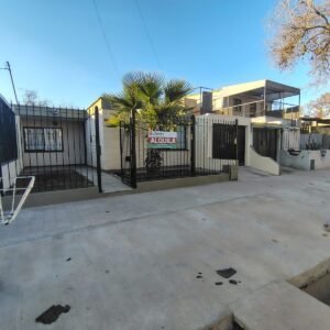 Alquila Casa 3 dormitorios, Cochera, patio, B° 1ero de Mayo.Las Heras. $600.000