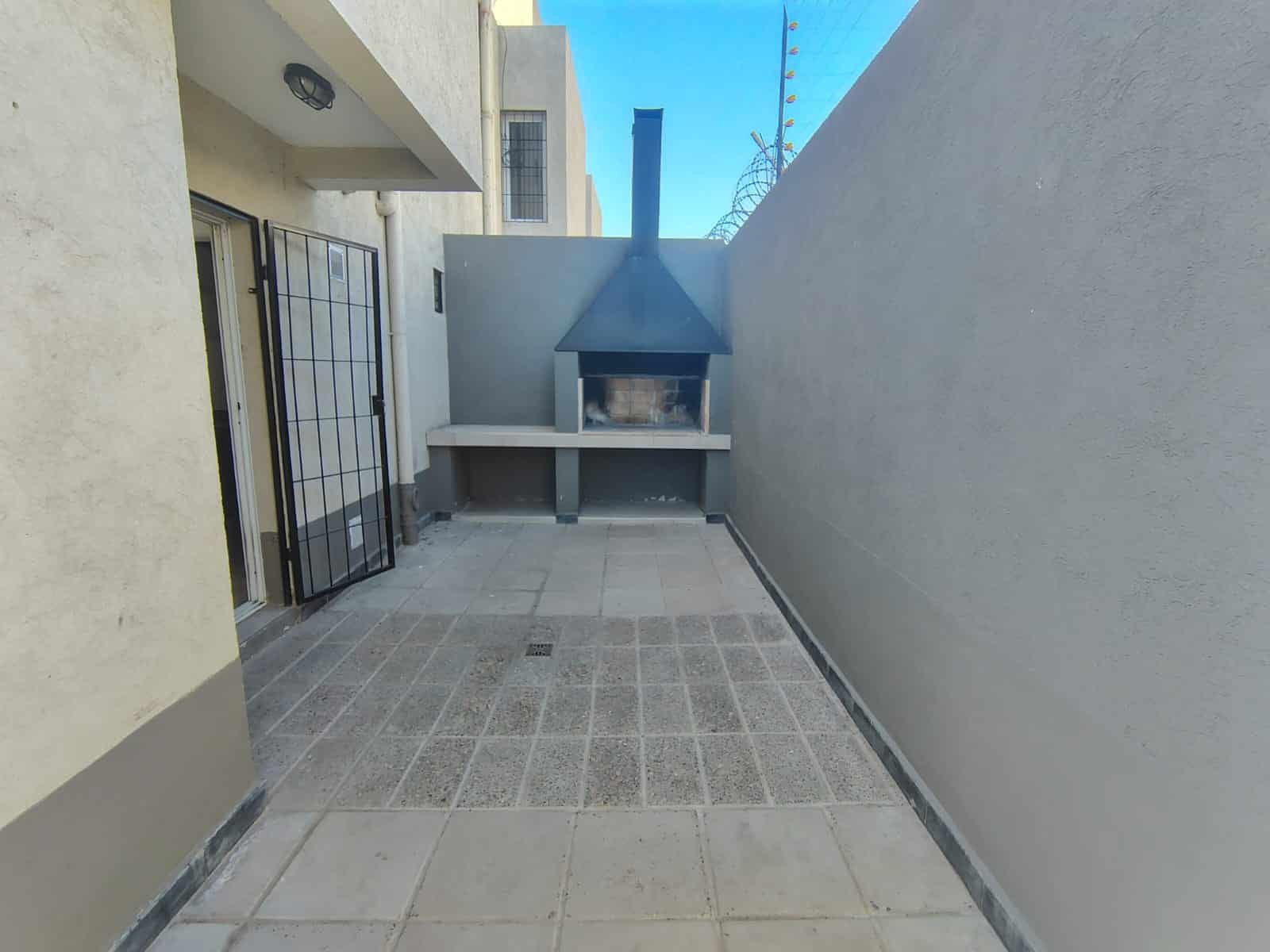 ZEBALLOS Ofrece en alquiler: Dúplex 2 dormitorio, 2 baños, Cochera. $800.000 más expensas actualiza cada 3 meses por IPC - Image 2