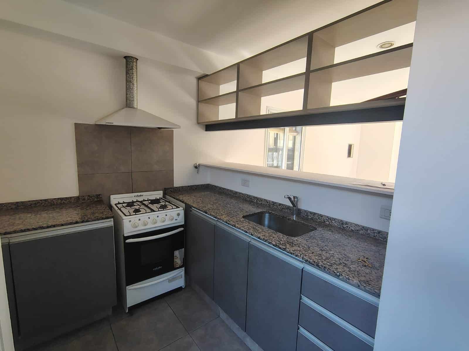 ZEBALLOS Ofrece en alquiler: Dúplex 2 dormitorio, 2 baños, Cochera. $800.000 más expensas actualiza cada 3 meses por IPC - Image 3