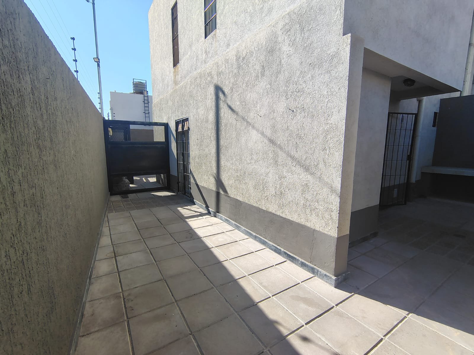 ZEBALLOS Ofrece en alquiler: Dúplex 2 dormitorio, 2 baños, Cochera. $800.000 más expensas actualiza cada 3 meses por IPC - Image 5