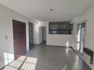 ZEBALLOS Ofrece en alquiler: Dúplex 2 dormitorio, 2 baños, Cochera. $800.000 más expensas actualiza cada 3 meses por IPC