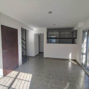 ZEBALLOS Ofrece en alquiler: Dúplex 2 dormitorio, 2 baños, Cochera. $800.000 más expensas actualiza cada 3 meses por IPC