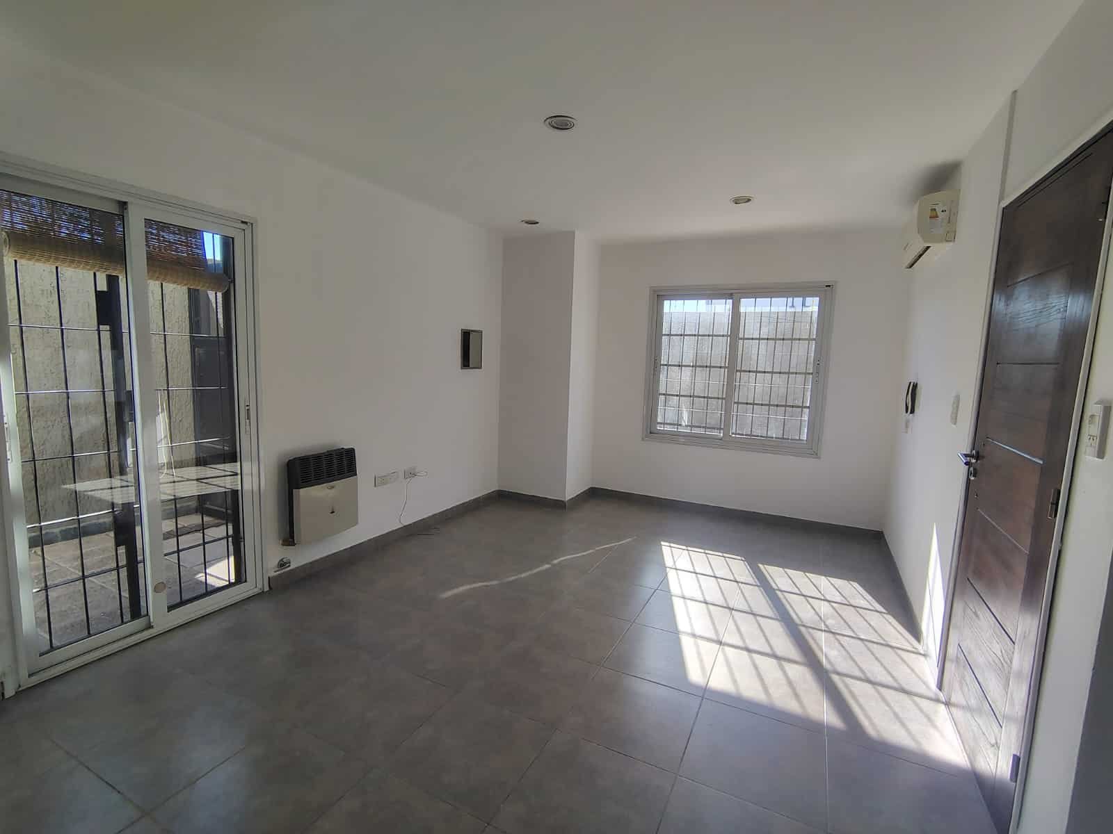ZEBALLOS Ofrece en alquiler: Dúplex 2 dormitorio, 2 baños, Cochera. $800.000 más expensas actualiza cada 3 meses por IPC - Image 11