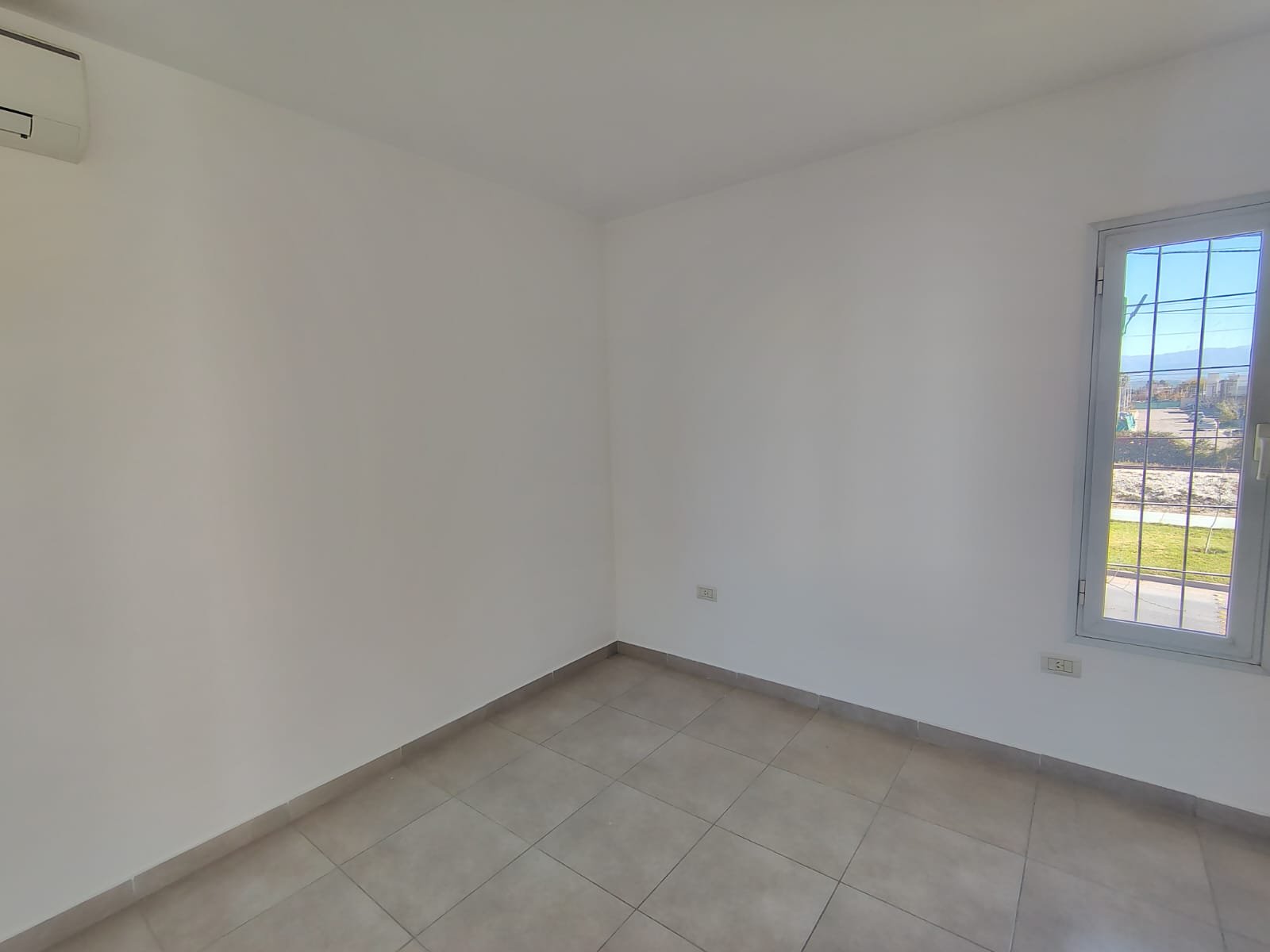ZEBALLOS Ofrece en alquiler: Dúplex 2 dormitorio, 2 baños, Cochera. $800.000 más expensas actualiza cada 3 meses por IPC - Image 16