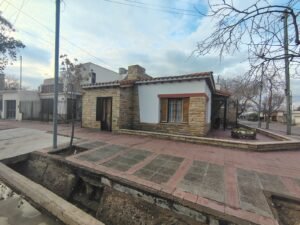 ZEBALLOS Ofrece en Alquiler Casa Godoy Cruz Honduras 1399 esquina Mansillo, Barrio Parque.$750.000.- actualiza cada 4 meses por ICL
