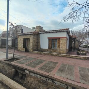 ZEBALLOS Ofrece en Alquiler Casa Godoy Cruz, Barrio Parque.$750.000.- actualiza cada 4 meses por ICL