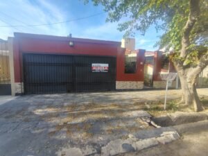 ZEBALLOS Alquila Casa de 3 dormitorios cochera doble en Guaymallén. Sobre calle Los Reyunos frente a la plaza, en Bº Jardines de Estrada a 1 1/2 cuadra de calle Estrada, pegada al Norte de Bº La Barraca y a 2 cuadras del Club Alemán.  $1.250.000.- + $50.000 aprox. seguiridad en calle (No Barrio Privado)